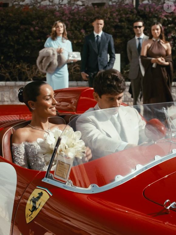 Charles Leclerc e Alexandra Saint-Mleux fizeram sessão de fotos em Ferrari após o casamento
