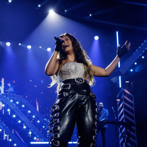 Simone Mendes roubou a cena pelo look escolhido para gravar o quarto DVD de sua carreira solo