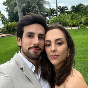 A cantora Lara Silva sobe ao altar com o apresentador e defensor dos animais Julinho Casares.