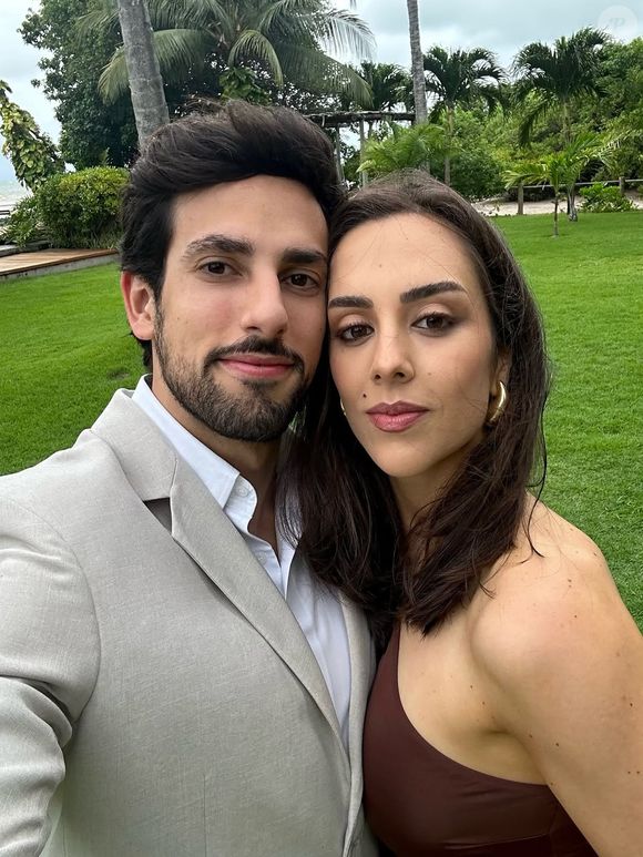 A cantora Lara Silva sobe ao altar com o apresentador e defensor dos animais Julinho Casares.