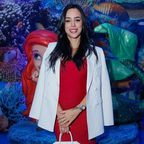 Grávida fashionista! Bruna Biancardi alia conforto e estilo com vestido vermelho, blazer branco, e leva Mavie à aniversário