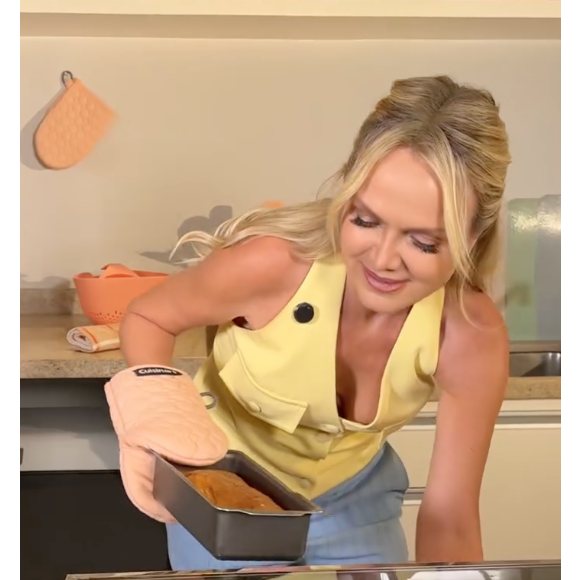 Com a massa pronta, leve a uma forma retangular de pão e asse a 180ºC por cerca de 25 minutos