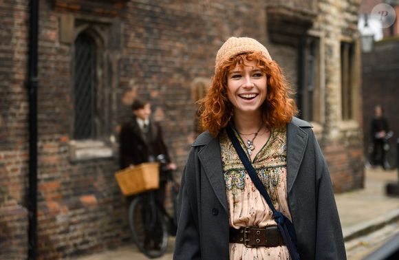 Jessie Buckley no filme 'Misbehaviour', já com o cabelo na altura dos ombros e o ruivo característico da atriz