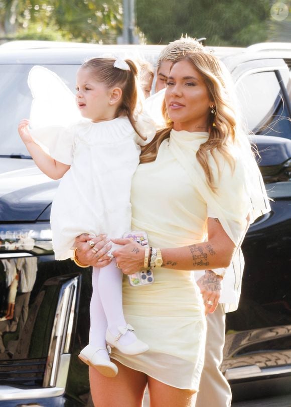 Virgínia Fonseca chegou com a filha do meio, Maria Flor, no colo