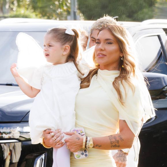 Virgínia Fonseca chegou com a filha do meio, Maria Flor, no colo