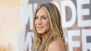 Sou especialista em nutrição e te ensino: 5 maneiras comprovadas de emagrecer com a salada de Jennifer Aniston