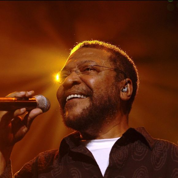 "Quand tu chantes" é uma adaptação direta de "Canta, Canta Minha Gente", hit de Martinho da Vila lançado em 1974!