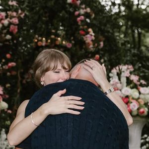 Nesta terça-feira (26), Taylor Swift anunciou o noivado com Travis Kelce com fotos belíssimas em um jardim florido