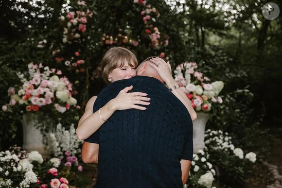 Nesta terça-feira (26), Taylor Swift anunciou o noivado com Travis Kelce com fotos belíssimas em um jardim florido