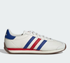 Nem preto básico, nem branco sem graça: o Adidas Runvista, com listras azuis e vermelhas, foi a aposta para entrar no clima dos shows de Harry Styles sem abrir mão do conforto