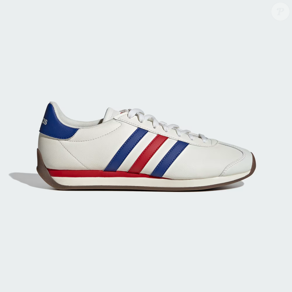 Nem preto básico, nem branco sem graça: o Adidas Runvista, com listras azuis e vermelhas, foi a aposta para entrar no clima dos shows de Harry Styles sem abrir mão do conforto