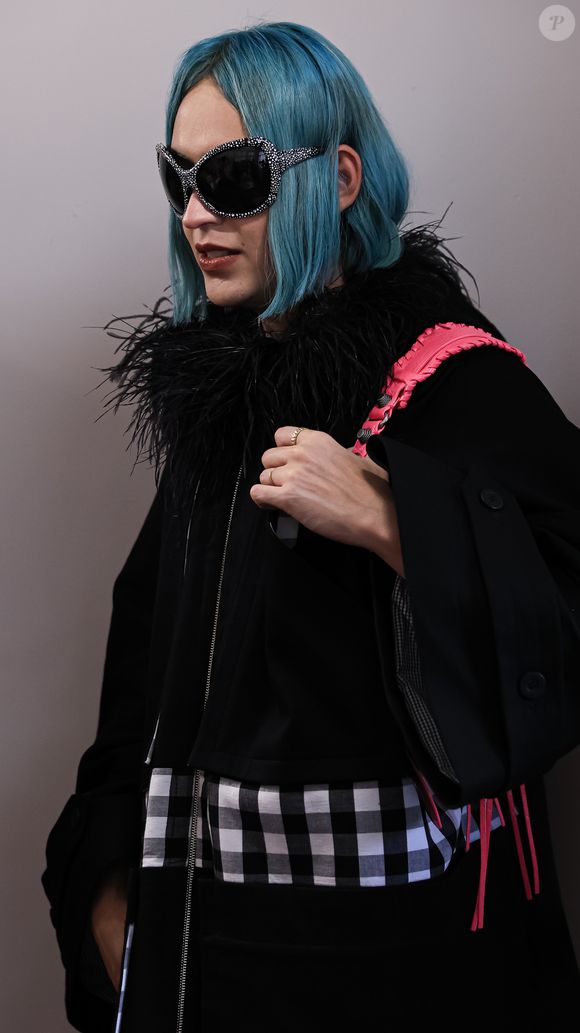 Entre moda, misticismo e muito glamour, Pitonisa, personagem de Gabb em 'Icônica', surge como a madrinha fashion responsável por enxergar o potencial único de Jussara