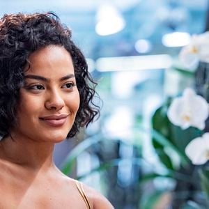 Bixie cacheado: mistura de bob com pixie, o corte ganhou espaço entre as tendências de 2026 por proporcionar volume, movimento e um visual contemporâneo aos fios ondulados e cacheados; Bella Campos já aderiu visual