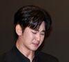 Kim Soo-hyun reuniu a imprensa em uma coletiva nesta segunda-feira (31)