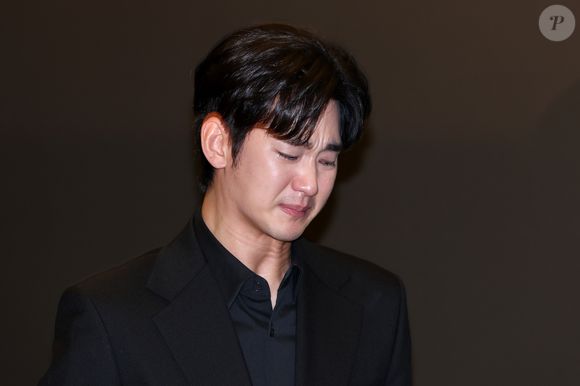 Kim Soo-hyun reuniu a imprensa em uma coletiva nesta segunda-feira (31)