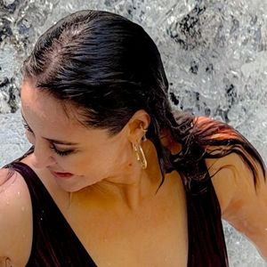 Paolla Oliveira curte banho de cachoeira com maiô vazado, deixa tatuagens à mostra e ganha elogios: 'Patrimônio nacional'