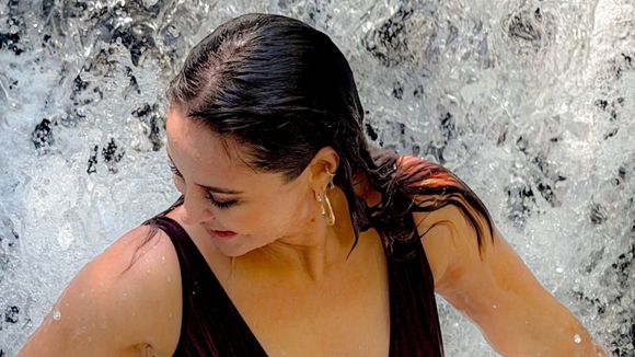 De maiô vazado, Paolla Oliveira curte banho de cachoeira, deixa tatuagens à mostra e corpão rouba a cena na web: 'Patrimônio nacional'