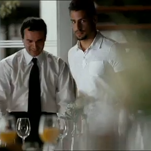 O comercial mostra uma avó com a neta em um restaurante. A senhora sugere que a neta faça sexo com Cauã Reymond