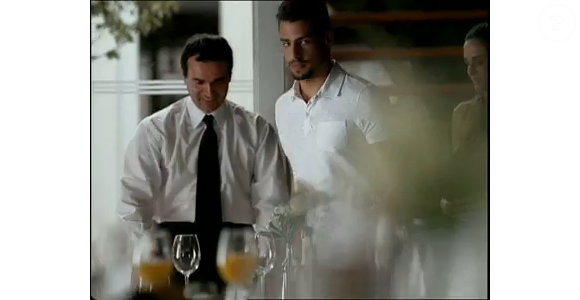 O comercial mostra uma avó com a neta em um restaurante. A senhora sugere que a neta faça sexo com Cauã Reymond