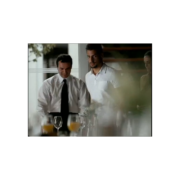 O comercial mostra uma avó com a neta em um restaurante. A senhora sugere que a neta faça sexo com Cauã Reymond