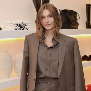 O look officecore em tom marrom chocotone, usado por Sasha Meneghel na inauguração da pop up da sua marca no Rio de Janeiro, reflete exatamente essa proposta: unir sofisticação, conforto e um toque contemporâneo