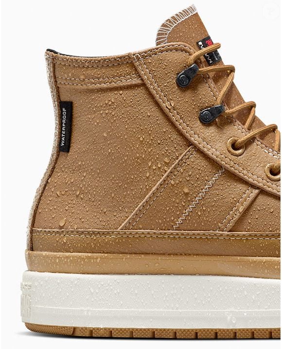 Com cabedal de couro integral impermeável, forro acolchoado e solado com tração, o Chuck Taylor All Star Equip Waterproof, da Converse, reúne diferentes recursos em um único calçado. A proposta é combinar proteção contra a chuva, conforto e praticidade para acompanhar a rotina