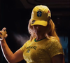 Neste sábado (13), Virgínia compartilhou um vídeo mostrando seu look para a estreia do Brasil no Mundial e deixou a web de queixo caído