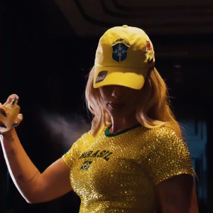 Neste sábado (13), Virgínia compartilhou um vídeo mostrando seu look para a estreia do Brasil no Mundial e deixou a web de queixo caído