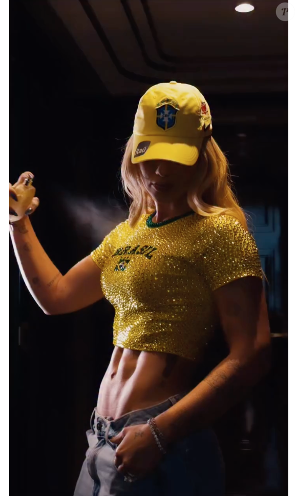 Neste sábado (13), Virgínia compartilhou um vídeo mostrando seu look para a estreia do Brasil no Mundial e deixou a web de queixo caído