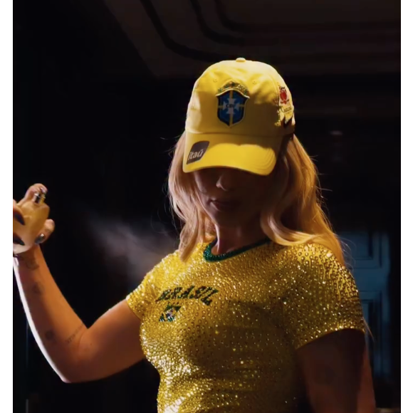 Neste sábado (13), Virgínia compartilhou um vídeo mostrando seu look para a estreia do Brasil no Mundial e deixou a web de queixo caído