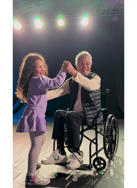 Carlinhos de Jesus tem se locomovido de muletas e cadeira de rodas desde então, e está fazendo tratamento