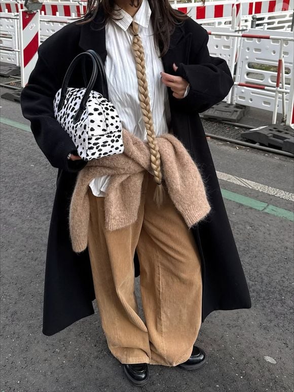 Como combinar o All Star no inverno? Aposte em calça de veludo cotelê, tricôs e tons neutros para um visual confortável e elegante