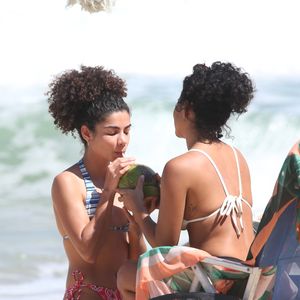 Maria de Fátima oferece água de coco para Ana Clara na novela Vale Tudo