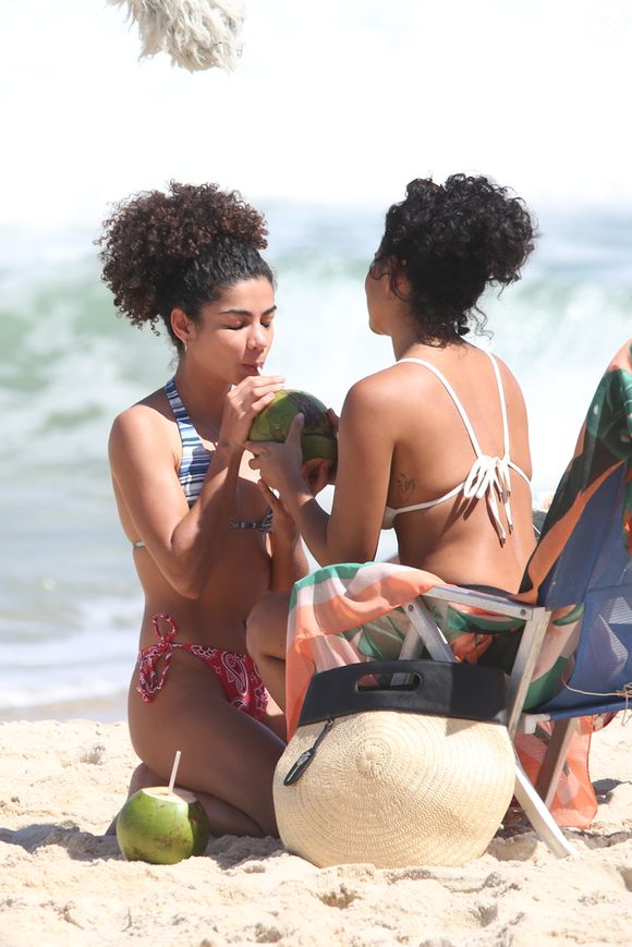 Maria de Fátima oferece água de coco para Ana Clara na novela Vale Tudo