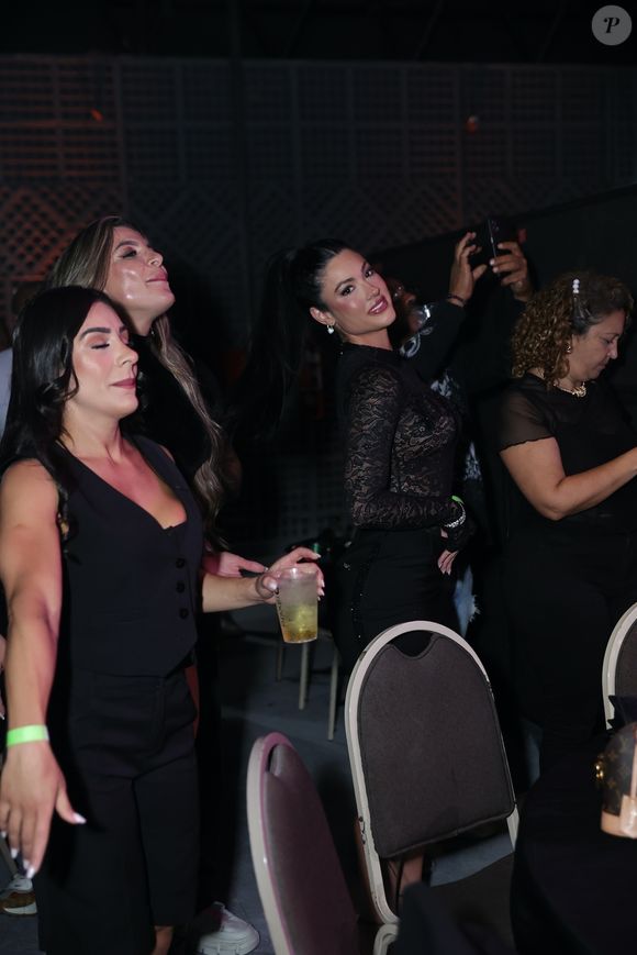 Namorada do Belo, Rayane Figliuzzi se diverte em show do cantor em foto de julho de 2025