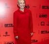 Arlete Salles: A veterana atriz esbanja elegância em um vestido longo inteiramente vermelho de silhueta reta e mangas compridas, caracterizado por uma gola boba volumosa e discreta. Ela complementa o visual minimalista com sapatos pretos de salto baixo e joias delicadas