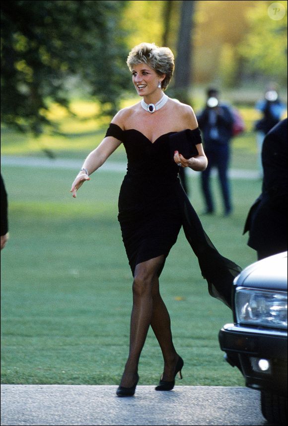 Segundo a Sotheby's, o vestido preto de seda permaneceu guardado no guarda-roupa de Lady Di durante três anos antes de ser usado naquela noite histórica de 1994