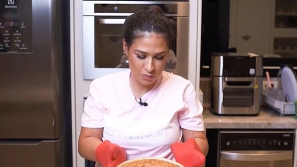 Com iogurte natural e só duas xícaras de trigo: o bolo de liquidificador que Simone Mendes faz quando quer um doce rápido e melhor que o da padaria