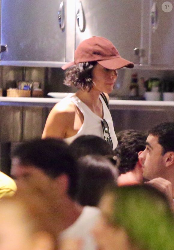 Bruna Marquezine escolheu visual despojado com boné e regata branca