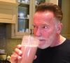 Suco de beterraba no liquidificador é tão bom quanto a creatina: aos 79 anos, Arnold Schwarzenegger afirma que ele promove 'melhor oxigenação muscular e maior eficiência cardiovascular durante o mesmo treino'