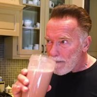 Suco de beterraba no liquidificador é tão eficiente quanto a creatina: aos 79 anos, Arnold Schwarzenegger diz que preparo promove 'melhor oxigenação muscular e maior eficiência cardiovascular durante o mesmo treino'