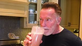 Suco de beterraba no liquidificador é tão eficiente quanto a creatina: aos 79 anos, Arnold Schwarzenegger diz que preparo promove 'melhor oxigenação muscular e maior eficiência cardiovascular durante o mesmo treino'