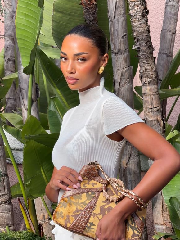 O visual slick clássico volta com força total, como no penteado da modelo Uma Jammeh