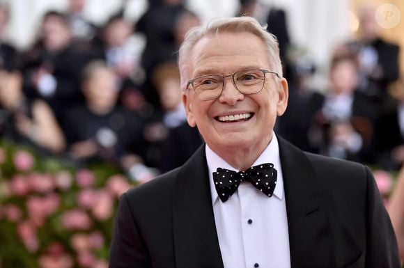A morte de Bob Mackie aconteceu em um hospital e foi confirmada por Joe McFate, seu diretor de design e colaborador de longa data, de acordo com informações do New York Times