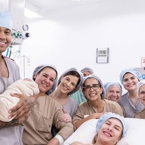 “Saudável e cercado de muito amor”: foi assim que Lore Improta anunciou a chegada de Levi, segundo filho com Léo Santana. O bebê nasceu em Salvador e já emocionou fãs pela coincidência envolvendo a irmã, Liz