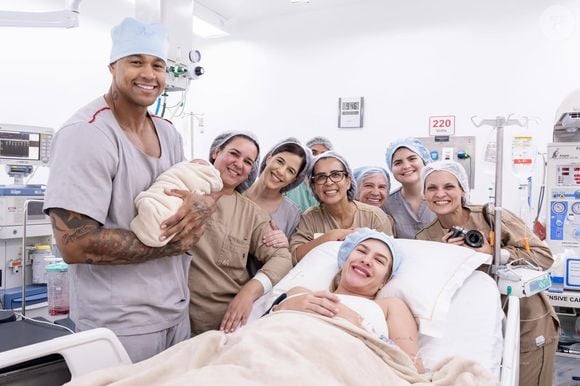 “Saudável e cercado de muito amor”: foi assim que Lore Improta anunciou a chegada de Levi, segundo filho com Léo Santana. O bebê nasceu em Salvador e já emocionou fãs pela coincidência envolvendo a irmã, Liz