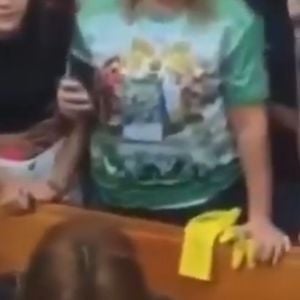 Durante a presença de Virginia na igreja, alguns presentes do local quiseram filmar o momento.
