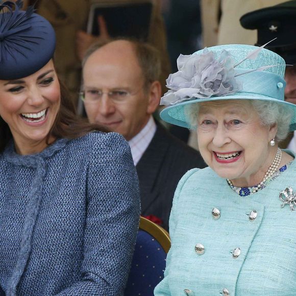 Antes de sua morte em 2022, a Rainha Elizabeth II foi surpreendida por um presente simples e afetivo de Kate Middleton em seu primeiro Natal real