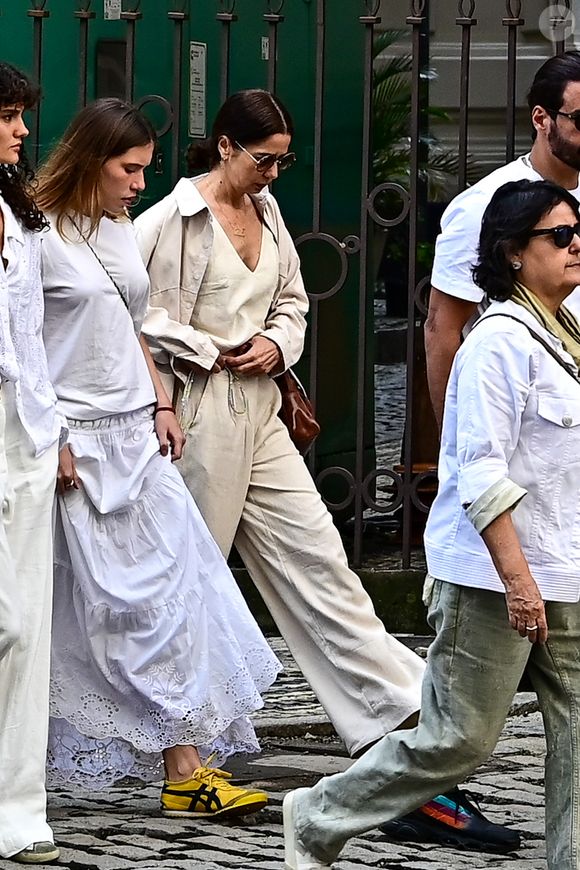 Esposa de Gilberto Gil, Flora Gil chegou ao velório de Preta Gil sem o cantor