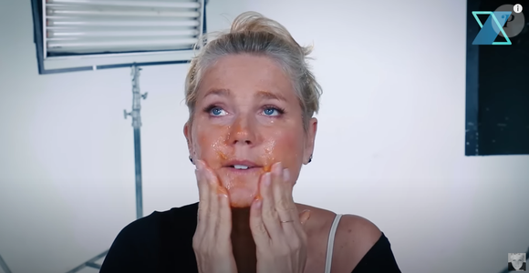 Nas linhas nasolabiais, trabalhou em direção ascendente, como se estivesse fazendo um lifting natural que enfatizasse o frescor do rosto